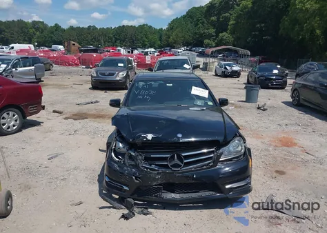 2014 Mercedes-Benz C 300 z USA, uszkodzony, nr VIN WDDGF8AB1EG158038